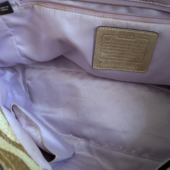 Group of Vintage Coaches . - Picture 3 of 16